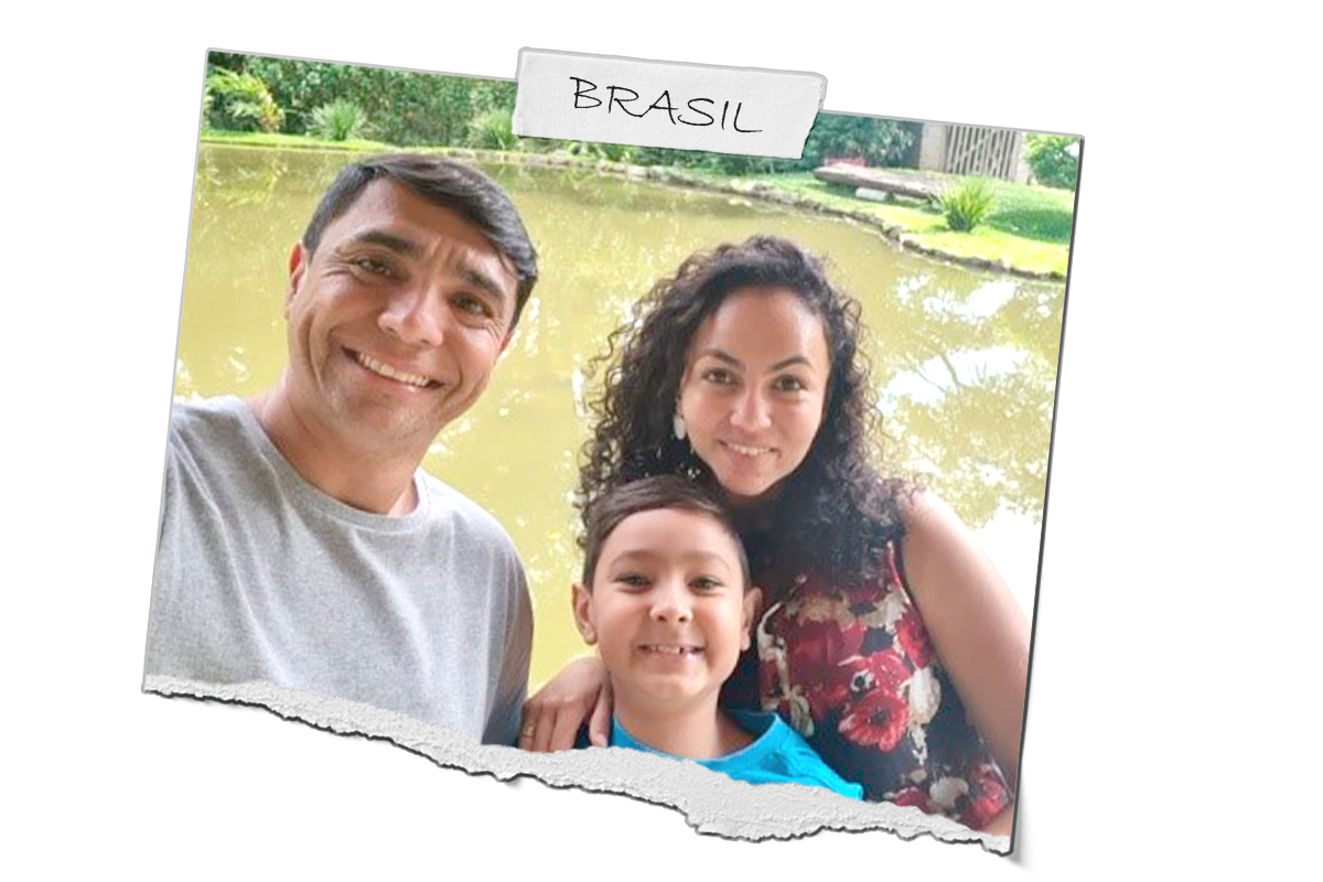 Miguel, de 8 anos, com seus pais, Leonardo Viana e Ana Luiza